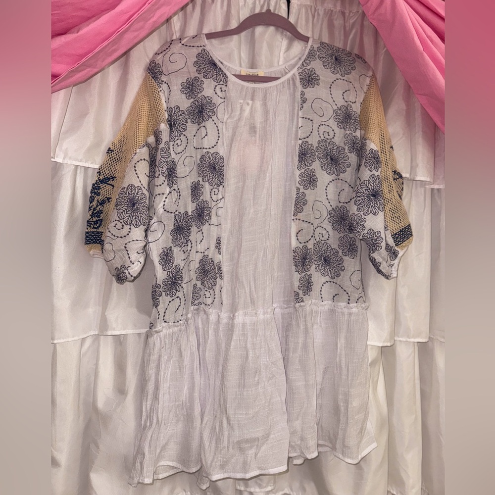 Umgee White and Blue Floral Blouse